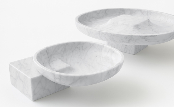 ciotole Underbowl S e Underbowl L by nendo in marmo Bianco di Carrara, finitura levigata.